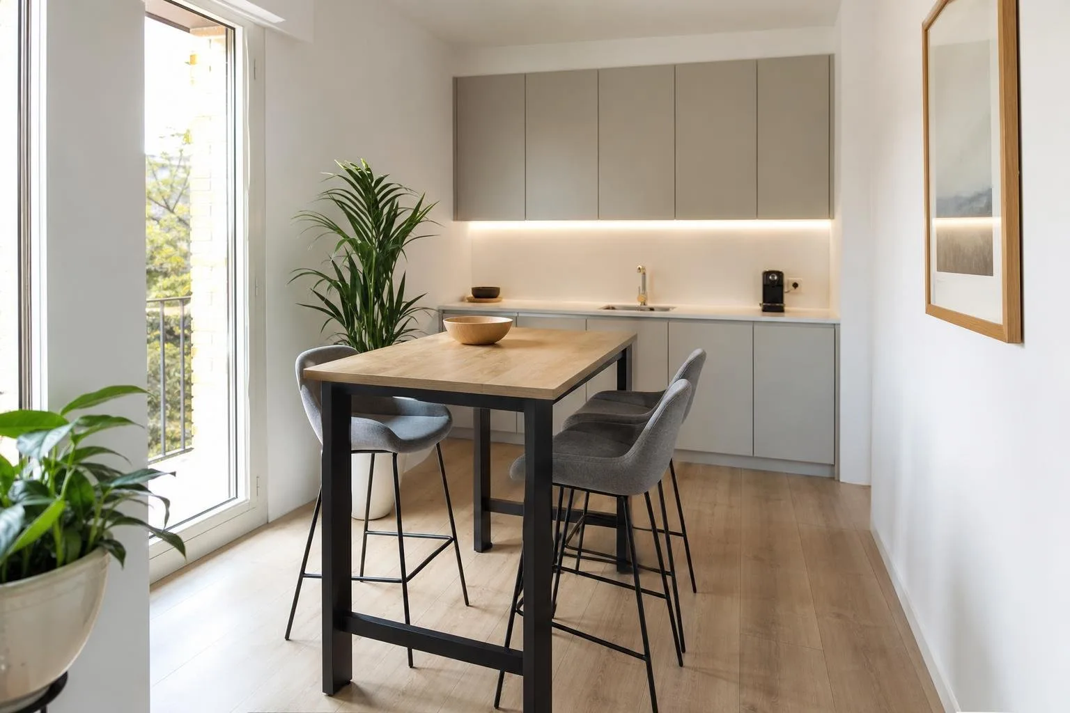 Zona de descanso de oficina con kitchenette y mesa alta