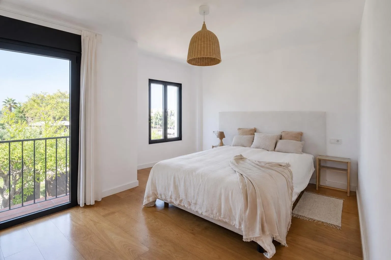 Dormitorio reformado con ventanas nuevas y paredes lisas